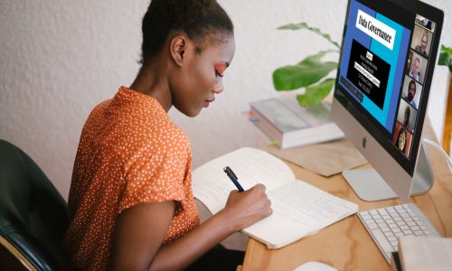 woman_taking_notes_zoomgrid-presentation